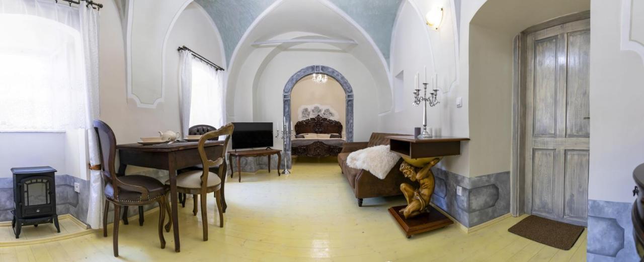 Apartman Charlotte V Dome So Studnou Na Streche Banska Stiavnica Bagian luar foto