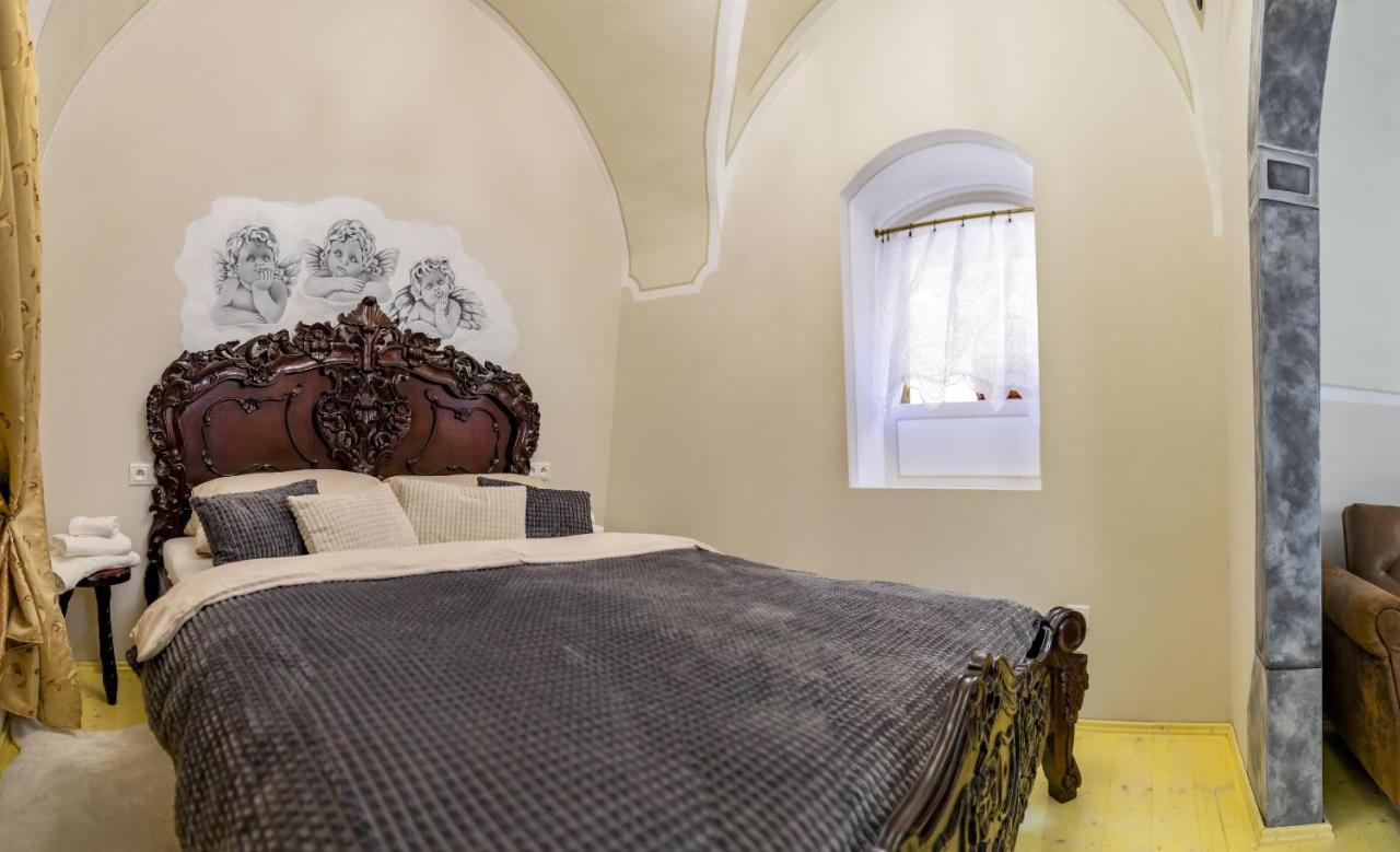 Apartman Charlotte V Dome So Studnou Na Streche Banska Stiavnica Bagian luar foto