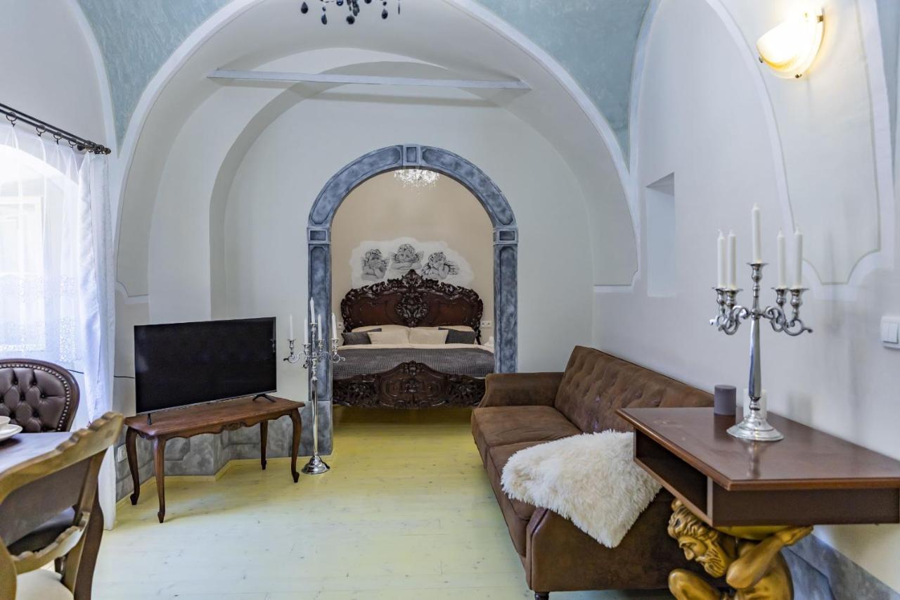 Apartman Charlotte V Dome So Studnou Na Streche Banska Stiavnica Bagian luar foto