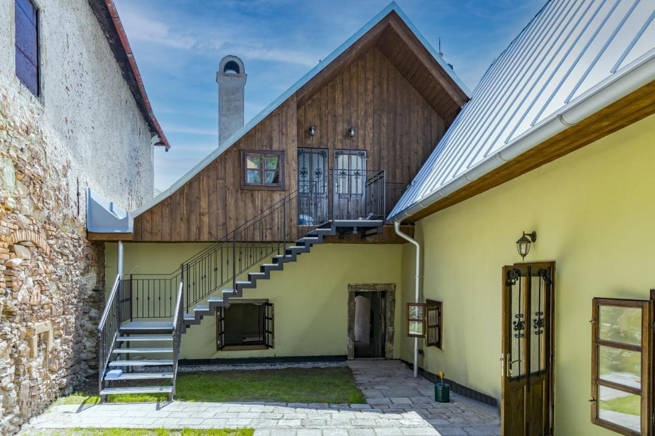 Apartman Charlotte V Dome So Studnou Na Streche Banska Stiavnica Bagian luar foto