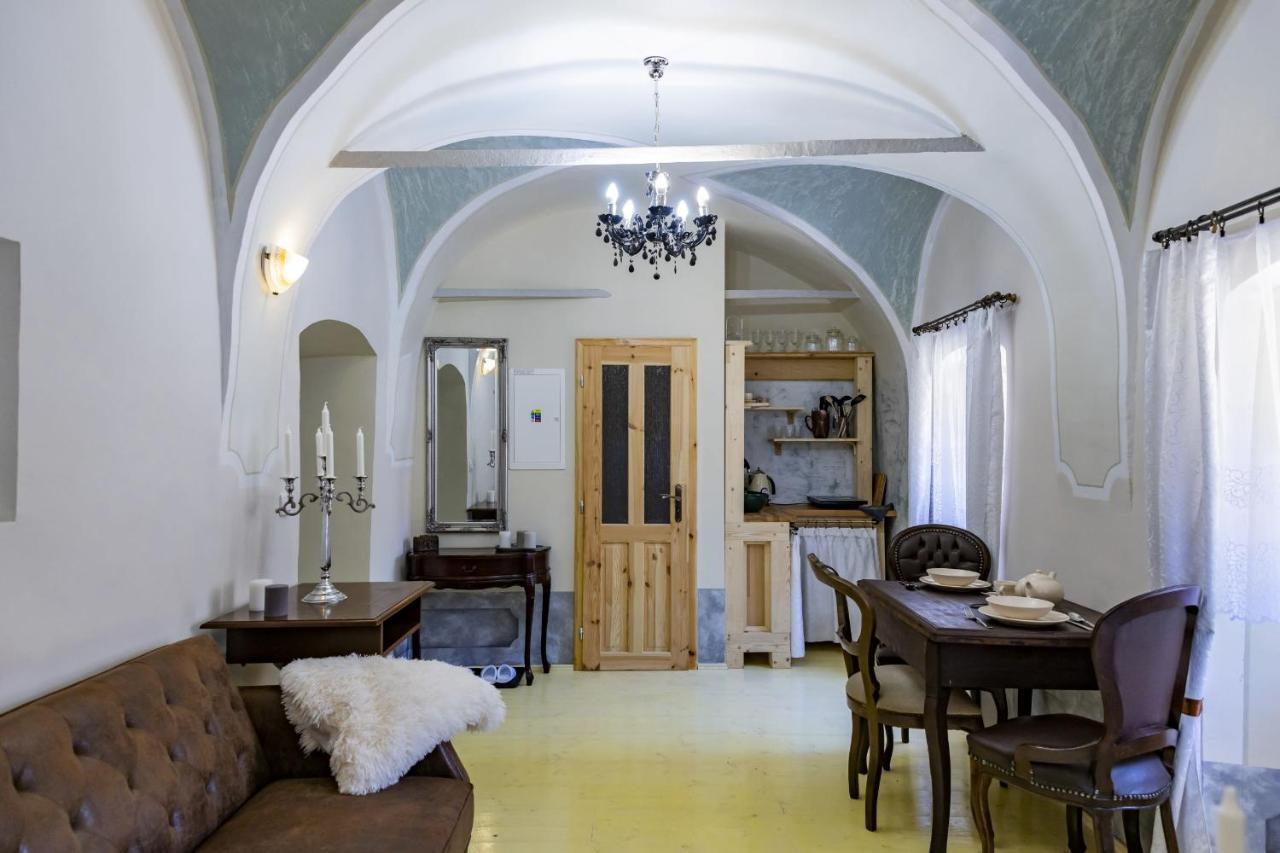 Apartman Charlotte V Dome So Studnou Na Streche Banska Stiavnica Bagian luar foto